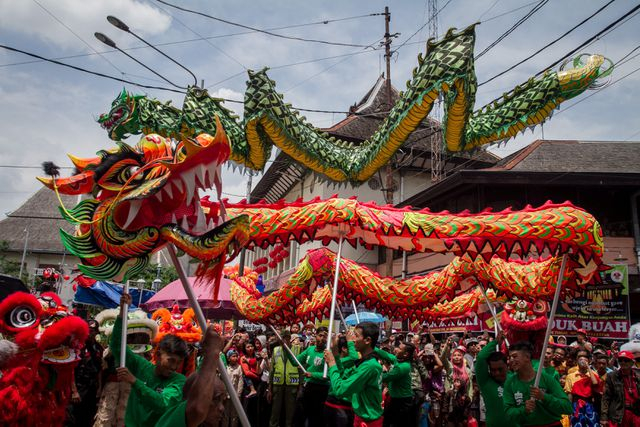 Ngo&agrave;i Việt Nam, nhiều quốc gia tại ch&acirc;u &Aacute; cũng đ&oacute;n Tết Nguy&ecirc;n đ&aacute;n như Trung Quốc, Indonesia, Malaysia... Đ&acirc;y l&agrave; dịp để c&aacute;c gia đ&igrave;nh đo&agrave;n vi&ecirc;n, trang ho&agrave;ng nh&agrave; cửa v&agrave; c&ugrave;ng nhau đ&oacute;n thời khắc chuyển giao năm mới. Trong ảnh: M&uacute;a l&acirc;n tại lễ hội trước thềm Tết Nguy&ecirc;n đ&aacute;n tại Solo, tỉnh Trung Java, Indonesia. (Ảnh: Reuters)