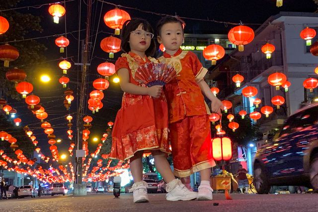 Trẻ em chụp ảnh tại khu phố người Hoa ở Yangon, Myanmar. M&agrave;u đỏ l&agrave; m&agrave;u chủ đạo trong dịp Tết, được cho l&agrave; mang lại may mắn trong văn h&oacute;a Trung Quốc. (Ảnh: Reuters)