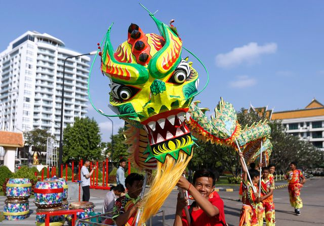 Biểu diễn m&uacute;a l&acirc;n tại Phnom Penh, Campuchia ch&agrave;o đ&oacute;n Tết Nguy&ecirc;n đ&aacute;n. (Ảnh: Reuters)