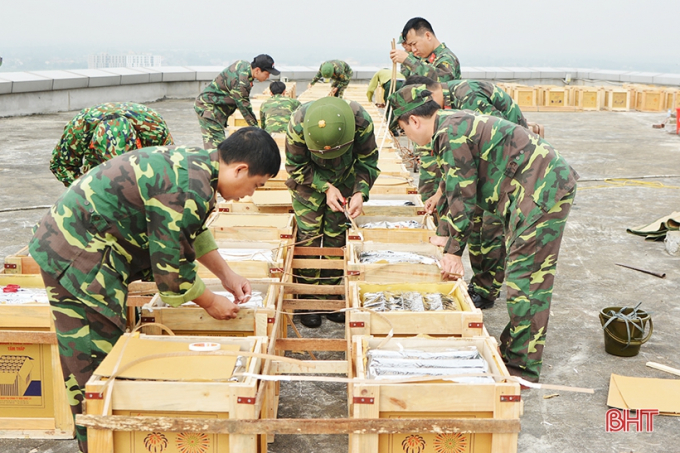 &nbsp;C&ocirc;ng t&aacute;c lắp đặt, đấu nối c&aacute;c gi&agrave;n ph&aacute;o tại điểm bắn tầng 15, t&ograve;a nh&agrave; BMC H&agrave; Tĩnh. (Ảnh B&aacute;o H&agrave; Tĩnh)
