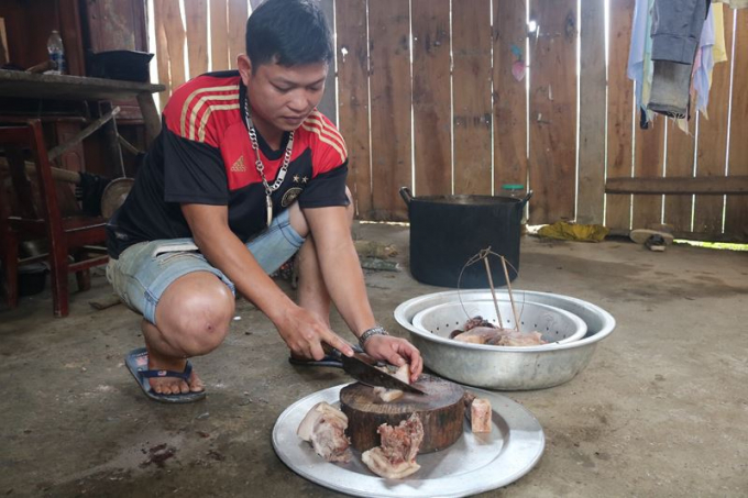 Anh Triệu T&agrave;i Huy đang th&aacute;i miếng thịt ngon nhất d&acirc;ng l&ecirc;n tổ ti&ecirc;n