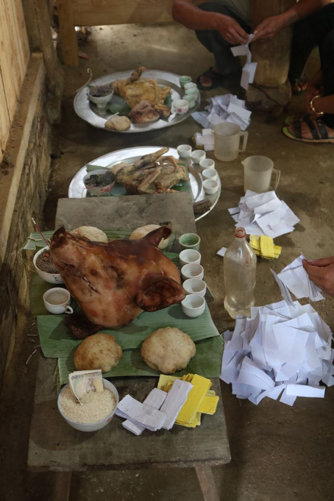 Ba m&acirc;m cỗ của người d&acirc;n tộc Dao quần chẹt