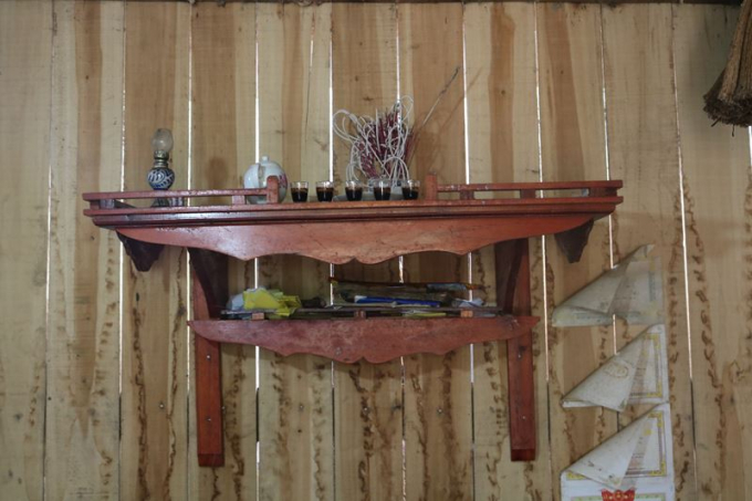 B&agrave;n thờ của người d&acirc;n tộc Dao quần chẹt thường kh&ocirc;ng c&oacute; m&acirc;m ngũ quả như người d&acirc;n tộc kinh