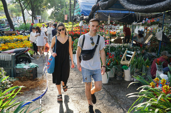 Người nước ngo&agrave;i xuống phố dạo chơi ở chợ hoa xu&acirc;n C&ocirc;ng vi&ecirc;n 23.9.