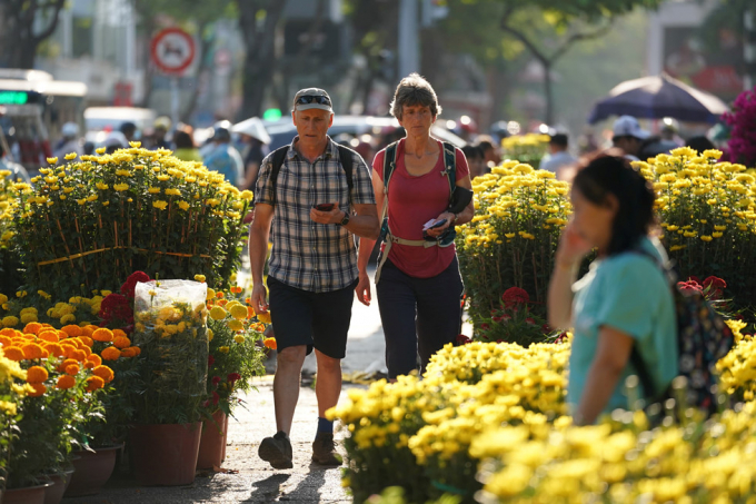 Nhiều du kh&aacute;ch cảm thấy bỡ ngỡ v&igrave; lần đầu ti&ecirc;n đến Việt Nam trong m&ugrave;a Tết v&agrave; tr&ecirc;n đường c&oacute; rất nhiều hoa.