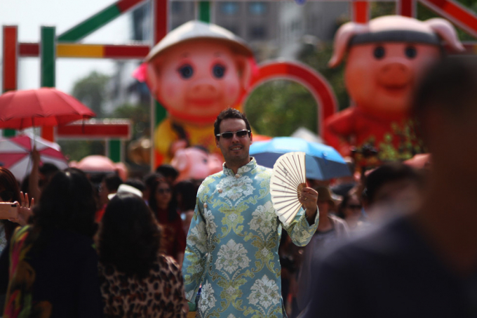 T&acirc;y n&ocirc; nức đi chợ hoa Tết Việt