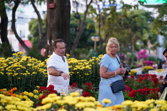 T&acirc;y n&ocirc; nức đi chợ hoa Tết Việt