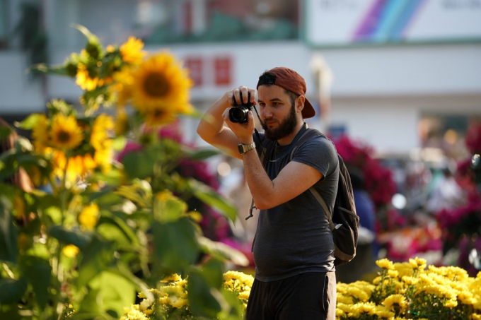 T&acirc;y n&ocirc; nức đi chợ hoa Tết Việt