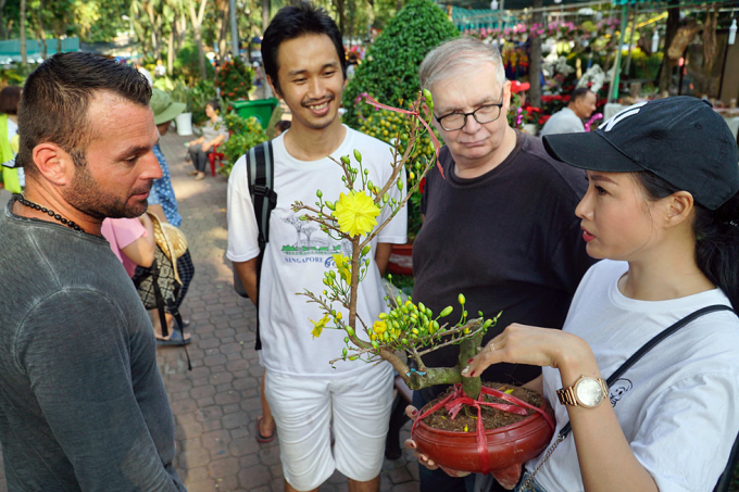 T&acirc;y n&ocirc; nức đi chợ hoa Tết Việt