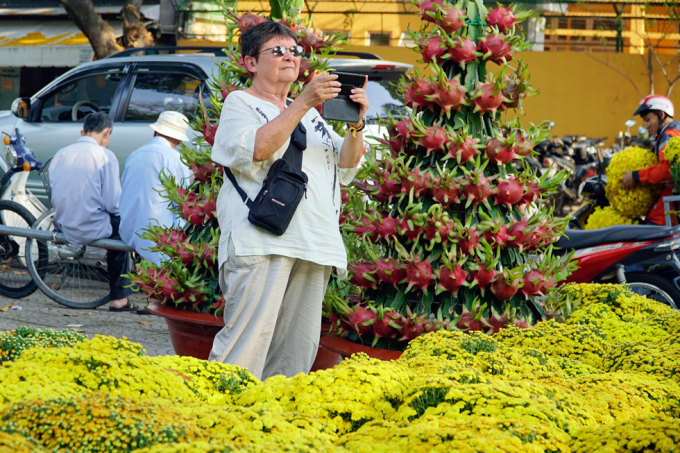 T&acirc;y n&ocirc; nức đi chợ hoa Tết Việt