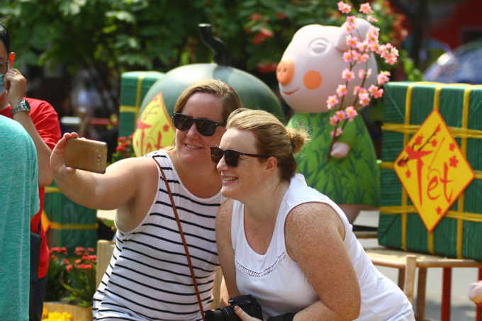 T&acirc;y n&ocirc; nức đi chợ hoa Tết Việt