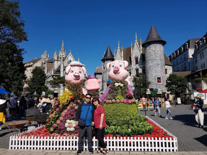 L&atilde;ng mạn l&agrave; thế, nhưng tulip chưa phải l&agrave; tất cả những g&igrave; th&uacute; vị nhất của B&agrave; N&agrave; khiến du kh&aacute;ch muốn &ldquo;thời gian ngừng lại&rdquo;. Lẫn trong h&agrave;ng ng&agrave;n b&ocirc;ng tulip rực rỡ v&agrave; quyến rũ ấy, l&agrave; những ch&uacute; heo ngộ nghĩnh, xinh xắn với đủ sắc m&agrave;u v&agrave; tạo h&igrave;nh.