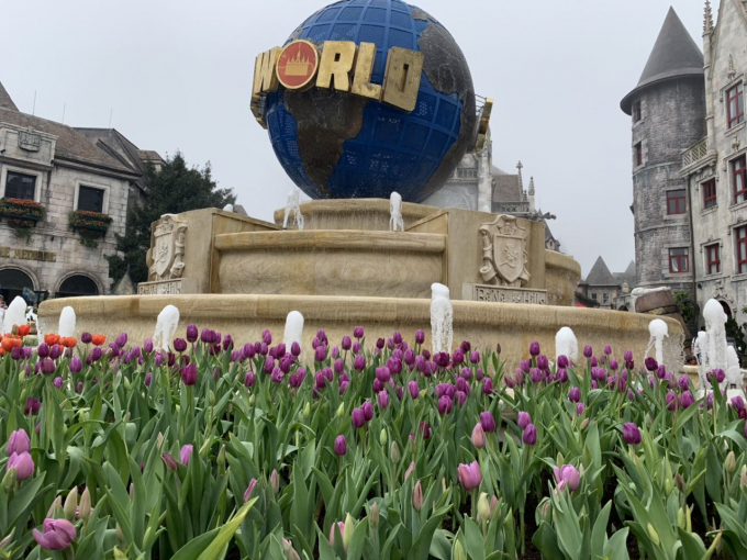 Kh&ocirc;ng gian rực rỡ sắc m&agrave;u hoa xu&acirc;n v&agrave; ấm &aacute;p trải khắp c&aacute;c ng&otilde; ng&aacute;ch của B&agrave; N&agrave;, ở tiểu cảnh &ldquo;Sắc xu&acirc;n&rdquo; ở khu vực hồ c&aacute;, vườn hoa Le Jardin D&rsquo;Amour hay ở khu vườn Địa Đ&agrave;ng với sự xuất hiện của hơn 10.000 chậu hoa cao cấp đủ loại như tulip, dạ lan hương, thu hải đường&hellip;