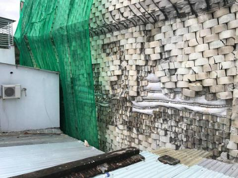 Bức tường th&agrave;nh khổng lồ nguy cơ sập bất cứ l&uacute;c n&agrave;o. Ảnh: NLĐ.&nbsp;