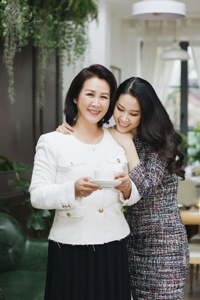 HH Dương Thuỳ Linh: &ldquo;C&oacute; mẹ ở b&ecirc;n l&agrave; thấy m&ugrave;a xu&acirc;n&rdquo;