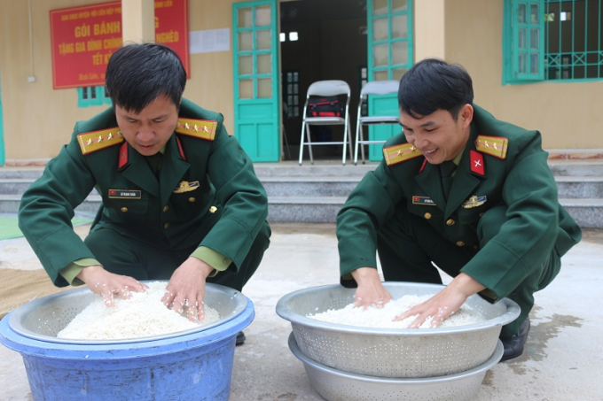 C&aacute;c chiến sĩ&nbsp;Ban Chỉ huy qu&acirc;n sự huyện B&igrave;nh Li&ecirc;u chuẩn bị gạo nếp để g&oacute;i b&aacute;nh.