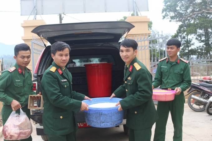 Gạo nếp được c&aacute;c c&aacute;n bộ chiến sĩ chuẩn bị chu đ&aacute;o.