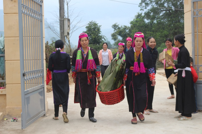B&agrave; con d&acirc;n tộc thiểu số vui mừng với ng&agrave;y hội g&oacute;i b&aacute;nh chưng d&agrave;nh tặng những người ngh&egrave;o tr&ecirc;n địa b&agrave;n huyện.