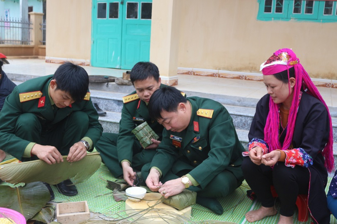 C&aacute;c c&aacute;n bộ chiến sĩ tự tay g&oacute;i những chiếc b&aacute;nh nghĩa t&igrave;nh.