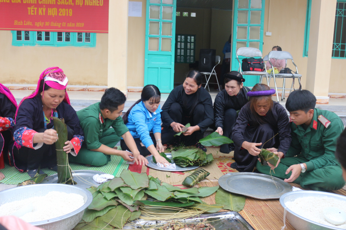 Mọi người c&ugrave;ng vui vẻ g&oacute;i n&ecirc;n những chiếc b&aacute;nh chưng, b&aacute;nh t&agrave;y.