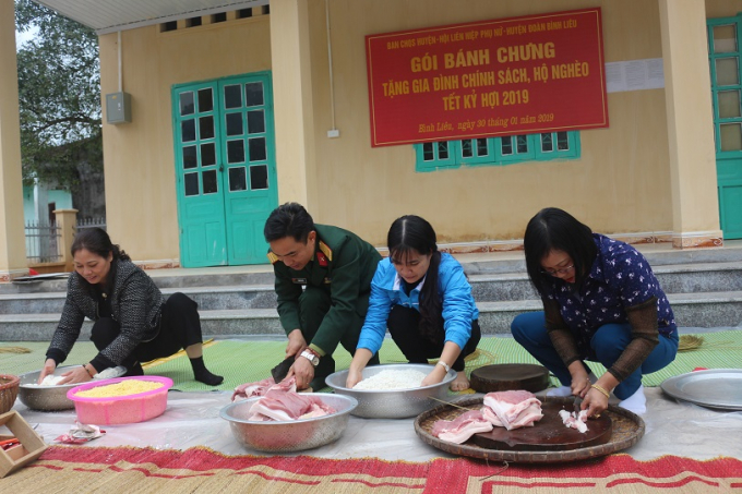 Thịt lợn được sơ chế l&agrave;m nh&acirc;n b&aacute;nh chưng.