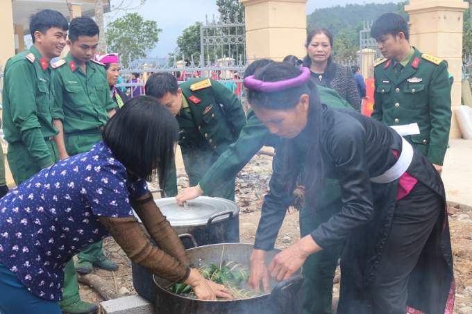 B&aacute;nh được xếp v&agrave;o nồi để nấu ch&iacute;n.