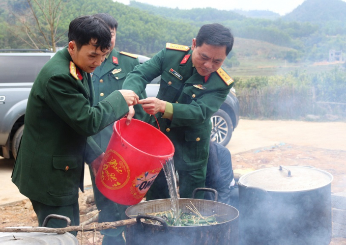 Những nồi b&aacute;nh được chuẩn bị chu đ&aacute;o.