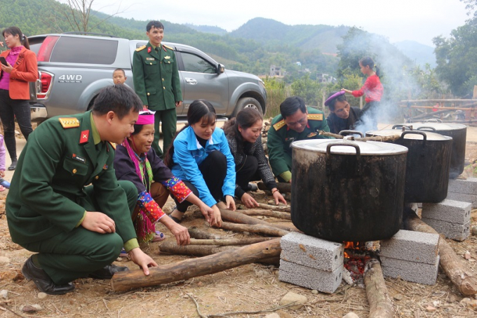 Một d&agrave;n nồi b&aacute;nh được nổi lửa trong niềm hoan hỉ của qu&acirc;n v&agrave; d&acirc;n.