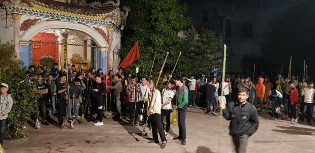 Ngay từ 23h đ&ecirc;m, chuẩn bị thời khắc sang canh, rất nhiều người đ&atilde; tụ tập trước cổng đ&igrave;nh