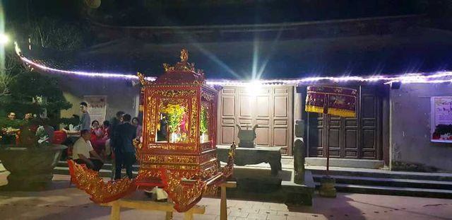 Khi gần đến thời khắc giao thừa, một số thanh ni&ecirc;n trai tr&aacute;ng trong l&agrave;ng kh&ecirc;nh một chiếc kiệu đẹp trang tr&iacute; đặc sắc, rước người tế chủ ra đ&igrave;nh l&agrave;ng.