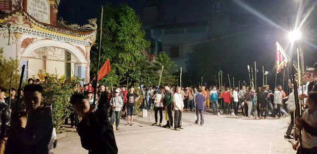 Tr&ecirc;n tay mỗi người cầm một đoạn đuốc l&agrave;m sẵn chờ xin lửa th&aacute;nh đầu năm