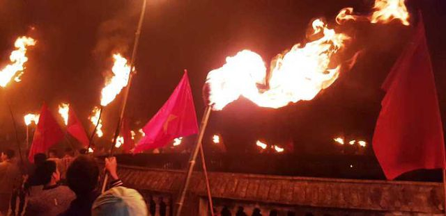 Ngọn đuốc tỏa về khắp c&aacute;c ng&otilde;, x&oacute;m ở Y&ecirc;n Tiến v&agrave;o đ&ecirc;m giao thừa