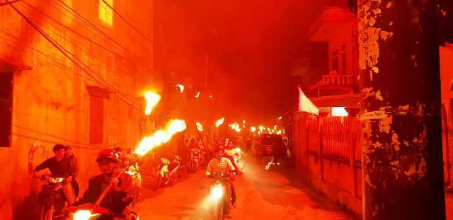 Tr&ecirc;n c&aacute;c nẻo đường, ai cũng thi nhau chạy thật nhanh để mong sao m&igrave;nh l&agrave; người đầu ti&ecirc;n về nh&agrave; sớm nhất bởi người d&acirc;n trong l&agrave;ng C&aacute;t Đằng quan niệm rằng, nếu l&agrave; người về nh&agrave; đầu ti&ecirc;n th&igrave; cả năm đ&oacute;, gia đ&igrave;nh sẽ gặp nhiều may mắn v&agrave; l&agrave;m ăn ph&aacute;t đạt.