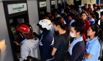 Chật vật rút tiền ATM mùa Tết