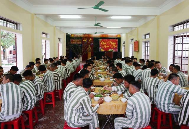 C&aacute;c phạm nh&acirc;n tham dự bữa cơm Tất ni&ecirc;n được Ban Gi&aacute;m thị trại Tạm giam C&ocirc;ng an tỉnh Nghệ An tổ chức. Hoạt động n&agrave;y nhằm động vi&ecirc;n phạm nh&acirc;n y&ecirc;n t&acirc;m cải tạo, đặc biệt trong đợt Tết Nguy&ecirc;n đ&aacute;n - thời điểm phạm nh&acirc;n dễ c&oacute; những diễn biến t&acirc;m l&yacute; ti&ecirc;u cực, ảnh hưởng đến việc quản l&yacute;, gi&aacute;o dục.