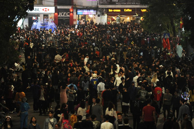 Người d&acirc;n H&agrave; Nội đổ dồn về khu vực hồ Ho&agrave;n Kiếm đ&oacute;n giao thừa.