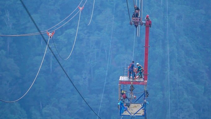 Tuyến c&aacute;p treo mẹ con v&agrave; h&agrave;nh tr&igrave;nh dị thường &ldquo;bắc cầu&rdquo; qua thung lũng Mường Hoa, T&acirc;y Bắc