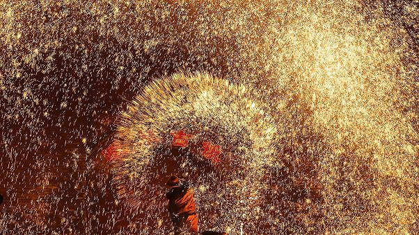 Lễ hội ph&aacute;o hoa thị trấn No&atilde;n To&agrave;n nổi tiếng bởi những chiếc mu&ocirc;i kim loại n&oacute;ng chảy vung&nbsp;tạo ra tia lửa rực s&aacute;ng (Ảnh: CNN)