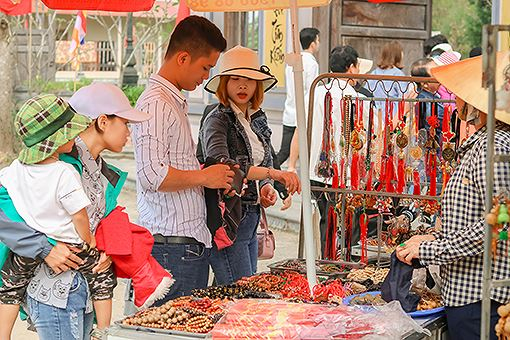 Ng&ocirc;i ch&ugrave;a hơn 700 năm tuổi tấp nập du kh&aacute;ch ng&agrave;y đầu năm