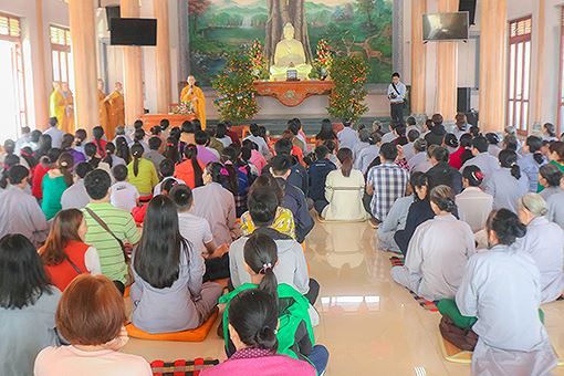 Người d&acirc;n, phật tử l&agrave;m lễ Cầu An v&agrave;o ng&agrave;y mồng 1 đầu năm.