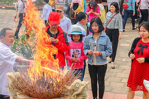 Ng&ocirc;i ch&ugrave;a hơn 700 năm tuổi tấp nập du kh&aacute;ch ng&agrave;y đầu năm