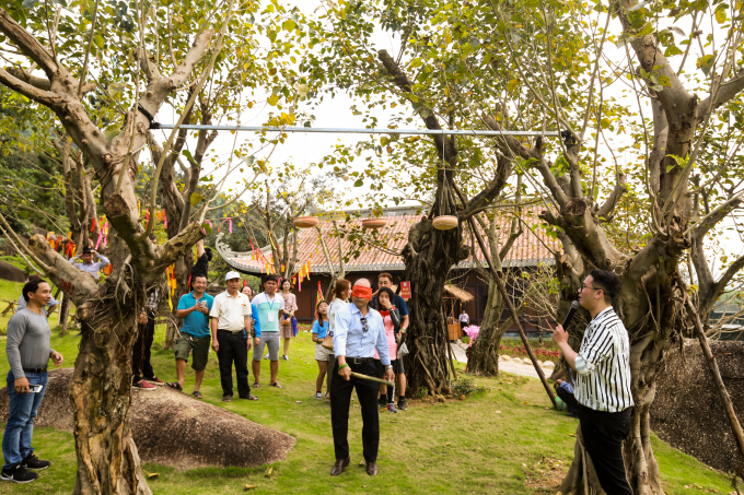 C&aacute;c tr&ograve; chơi d&acirc;n gian: Đi c&agrave; kheo, vượt cầu khỉ&hellip; mang lại cảm x&uacute;c về tết xưa cho người tham dự.