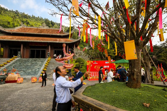 H&aacute;i lộc đầu năm; khu vườn ước nguyện; Rước t&agrave;i lộc đầu xu&acirc;n; Họa ch&acirc;n dung ng&agrave;y đầu năm; Xoay quạt đổi vận; Tiếng trống khai xu&acirc;n... cũng thu h&uacute;t người d&acirc;n tham gia.