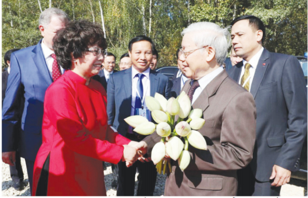 B&agrave; Th&aacute;i Hương vui mừng, x&uacute;c động ch&agrave;o đ&oacute;n Tổng B&iacute; thư, Chủ tịch nước Nguyễn Ph&uacute; Trọng đến dự Lễ khởi c&ocirc;ng Nh&agrave; m&aacute;y tại tỉnh Kaluga, Li&ecirc;n bang Nga nh&acirc;n chuyến thăm ch&iacute;nh thức Li&ecirc;n bang Nga.