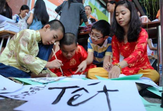 Đối với người học xưa, họ coi việc ng&agrave;y Tết đến nh&agrave; thầy như để b&aacute;o đ&aacute;p lại phần n&agrave;o c&ocirc;ng ơn dạy dỗ của thầy m&agrave; &iacute;t muốn thể hiện điều đ&oacute; trong thơ ca. (Ảnh minh họa).&nbsp;