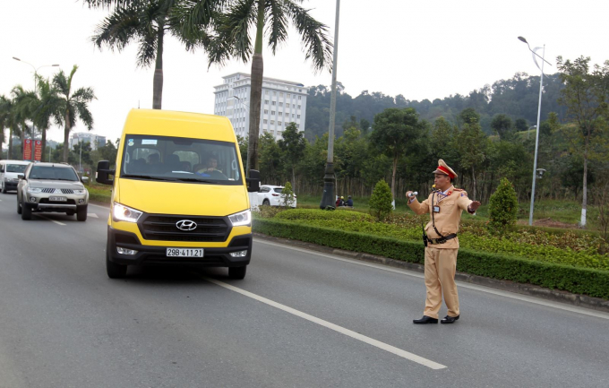 Cảnh s&aacute;t giao th&ocirc;ng C&ocirc;ng an tỉnh L&agrave;o Cai thực hiện kiểm tra c&aacute;c phương tiện tham gia giao th&ocirc;ng tr&ecirc;n đại lộ Trần Hưng Đạo, th&agrave;nh phố L&agrave;o Cai. Ảnh: Quốc Kh&aacute;nh/TTXVN.