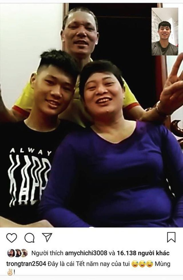 Ch&agrave;ng trung vệ điển trai cũng &ldquo;khoe&rdquo; h&igrave;nh ảnh đ&oacute;n Tết c&ugrave;ng gia đ&igrave;nh qua mạng x&atilde; hội.&nbsp;