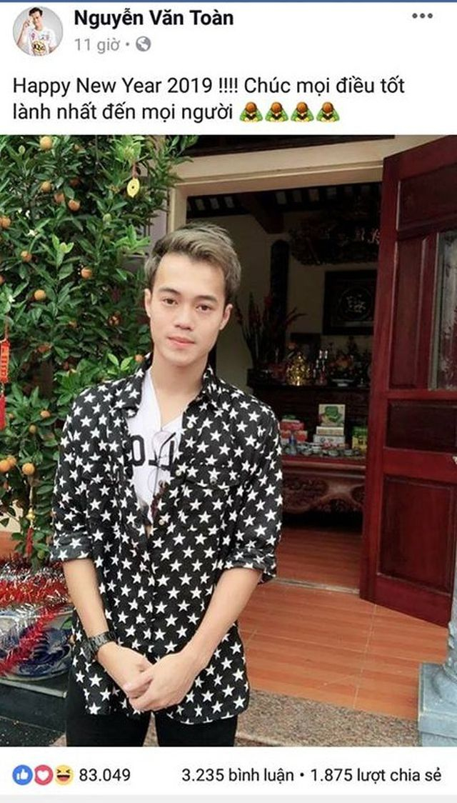 Văn To&agrave;n ch&uacute;c mọi người an l&agrave;nh với ngoại h&igrave;nh trưởng th&agrave;nh, kh&ocirc;ng c&ograve;n bộ t&oacute;c m&agrave;u bạch kim.&nbsp;