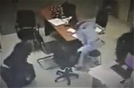 Hai kẻ bịt mặt lao v&agrave;o văn ph&ograve;ng trạm thu ph&iacute;, d&ugrave;ng s&uacute;ng v&agrave; m&atilde; tấu uy hiếp nh&acirc;n vi&ecirc;n trạm.&nbsp;Ảnh chụp m&agrave;n h&igrave;nh.