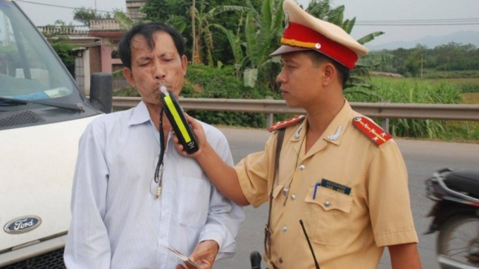 Nhiều t&agrave;i xế sử dụng rượu bia, đồ uống c&oacute; cồn khi tham gia giao th&ocirc;ng ng&agrave;y Tết.&nbsp;